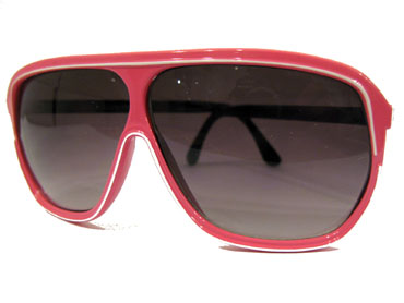Lyserød solbrille i stort design med hvid kant.