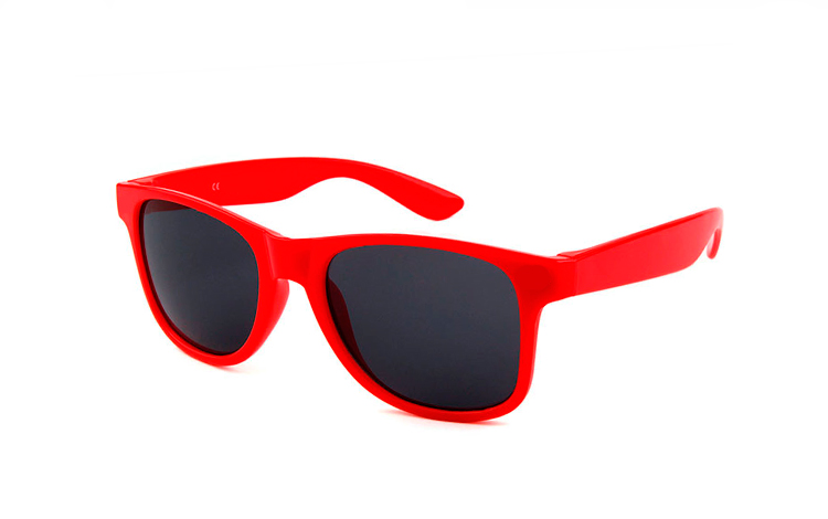 BØRNE solbrille i rødt wayfarer stel. - Design nr. 4426