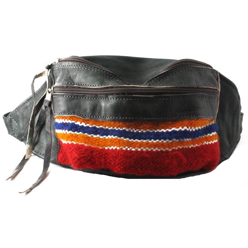 2. SORTERING NEDSAT Sort afrikansk bæltetaske i læder med vintage kelim i rød/orange/blålige farver