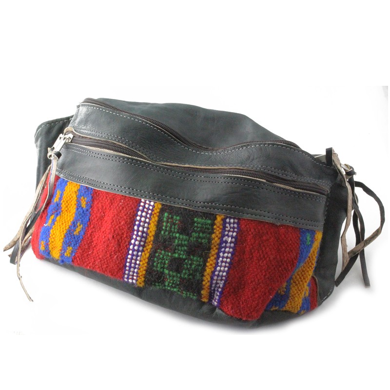 2.SORTERING. NEDSAT Stor afrikansk bæltetaske i sort læder med vintage kelim i alle farvenuancer. - Design nr. bt3134