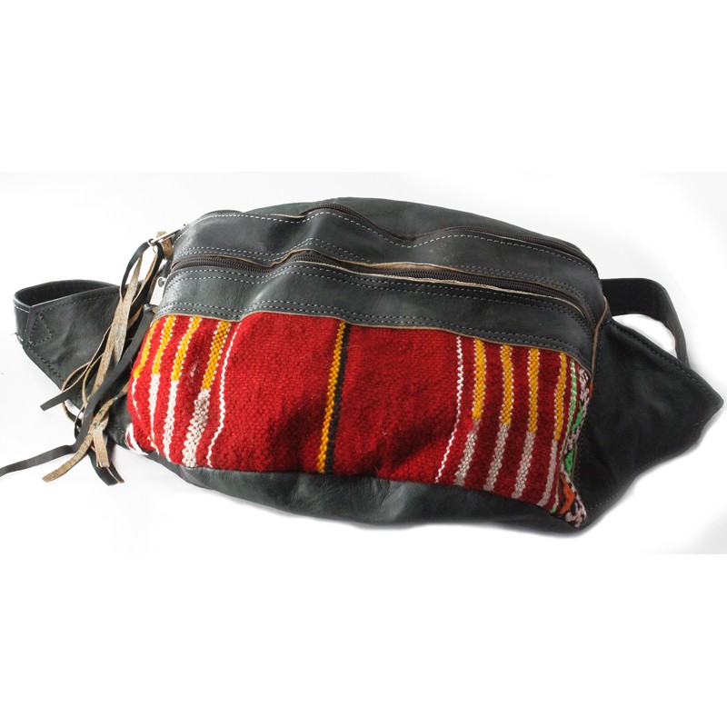 2. SORTERING NEDSAT Stor afrikansk bæltetaske i sort læder med vintage kelim i rød/orange farver - Design nr. bt3136