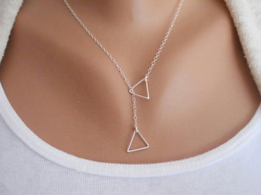 Sølvfarvet halskæde i minimalistisk design med trekanter - Design nr. 3225