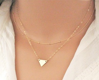 Halskæde i smuk guldfarvet design med enkelt trekant vedhæng