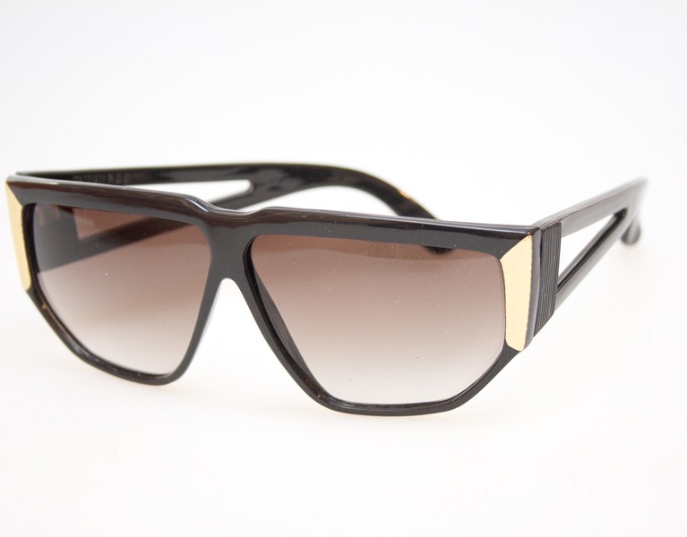 Solbriller i blank sort med guld i kanterne. - Design nr. 457