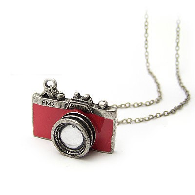 Kamera i blank rød - 72 cm. kæde
