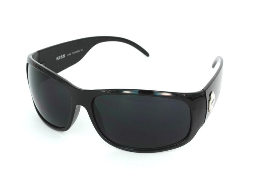 Sej sort solbrille i enkelt design med sølv kryds med tekst: 