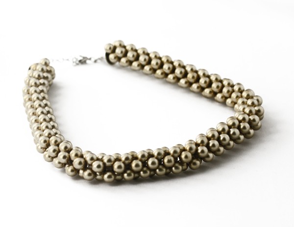 Stor halskæde i guldfarvet perledesign - Design nr. 923