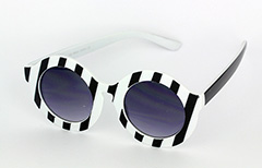 Fræk solbrille i stort sort/hvid stribet design - Design nr. 1038