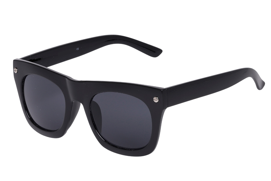 Sort solbrille i kraftigt design med sølvfarver nittedesign - Design nr. s3962