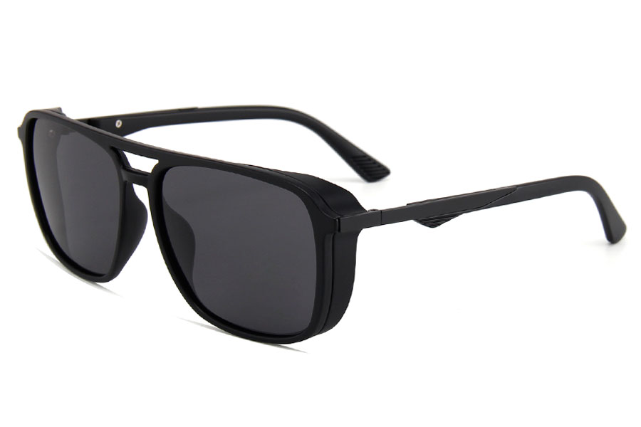 Mat sort solbrille med mindre stykke sidebeskyttelse. - Design nr. 4241