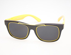 Sort wayfarer agtig solbrille med gul metal bøjle og gule stænger - Design nr. 446