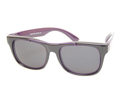 Sort wayfarer agtig solbrille med lilla metal bøjle og lilla stænger