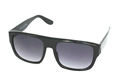 Klassik sort solbrille i enkelt design