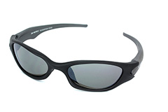 Sporty solbrille til mænd i sort med mærket  - Design nr. 643
