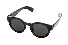 Sort solbrille i kraftigt design med mørke glas